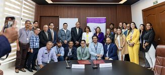 Autoridades de la UTP y del MIVIOT acompañados de egresados de la UTP.
