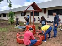 Confeccionado con neumáticos usados, el objetivo de este fue reflejar el compromiso verde de la Institución en sus predios, aportando vistosidad a las instalaciones.