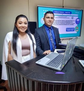 Elisneydis Lima y José Castillo, estudiantes de la Licenciatura en Informática Aplicada a la Educación del Centro Regional de Veraguas, sustentaron su trabajo de graduación correspondiente a una Tesis Teórico-Práctica el 25 de abril.