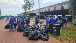 Estudiantes, docentes y personal administrativo de la Facultad se unieron con un objetivo común: contribuir al cuidado del entorno urbano y fortalecer la conciencia ambiental dentro de la comunidad universitaria.