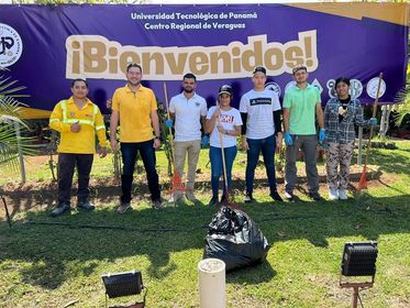 La Subdirección de Vida Universitaria del Centro Regional de Veraguas llevó a cabo una exitosa Jornada de Limpieza y Embellecimiento de áreas verdes el 28 de marzo.