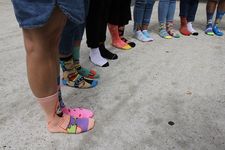 Medias Disparejas con el fin de conmemorar la diversidad y promover la inclusión.