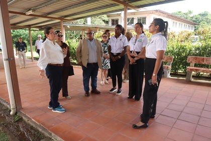 Autoridades y Pares Académico recorren las instalaciones del Centro Regional 