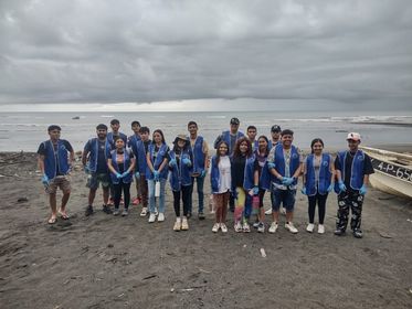 Estudiantes de la UTP Chiriquí participan en jornada de limpieza de playas en conmemoración al Día del Medio Ambiente y de los Océanos