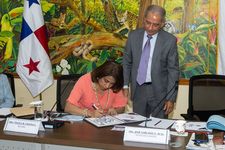 La Dra. Ángela Laguna Caicedo, Rectora de la UTP.
