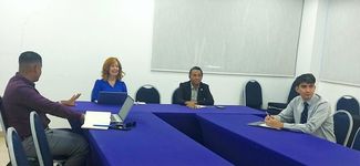 El Mgtr. Roberto Carvallo conversa autoridades de la UTP y el Ing. Chang. en el salón de la VIPE.