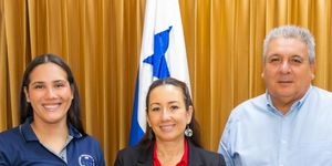 El Ingeniero Adriano Martínez junto a la Honorable Señora Angélica Sánchez y la Lic. Griselda Batista.