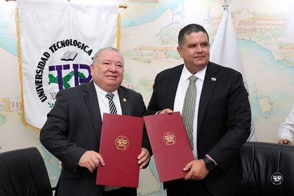 El rector, Dr. Aizpurúa y el Ministro Pino durante la firma del convenio.