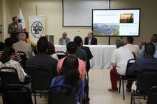 Durante el programa de la conferencia sobre el Mercado Eléctrico en Panamá, el Dr. Félix Henríquez, ofreció las palabras de bienvenida. Lo acompaña el Ing. Miguel Bolinaga Serfaty, presidente de AES Panamá y el Mgtr. Danilo Toro, Coordinado del OPPUS – UTP del CINEMI.