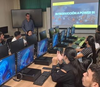 Taller “Introducción a Power BI”, dictado por el Mgtr. Rafael Alejandro Vejarano