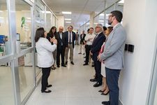 La Dra. Elida de Obaldía explica los proyectos que se desarrollan en el laboratorio.