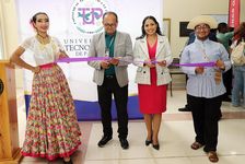 Autoridades de la Vicerrectoría de Vida Universitaria  realizan corte de cinta de la Feria de la Salud 2025