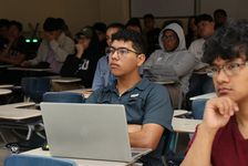 Estudiantes participan de la conferencia.