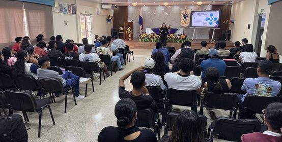 Estudiantes participan del conversatorio de Movilidad Saliente 