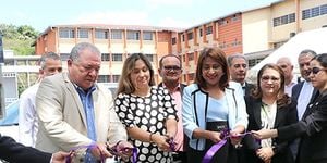 El rector, Dr. Aizpurúa, junto a la representante de Neo Energy y demás autoridades de la UTP, en el corte de cinta.