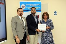 Entrega de certificado por parte de la Dra. Ángela Laguna, Rectora Encargada de la UTP.