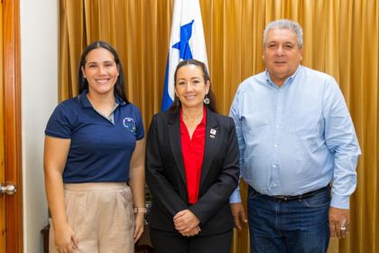 El Ingeniero Adriano Martínez junto a la Honorable Señora Angélica Sánchez y la Lic. Griselda Batista.