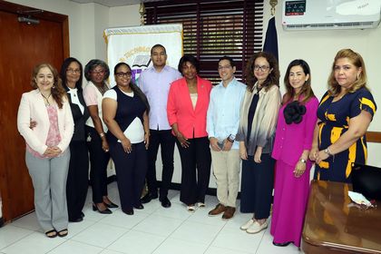 Representantes de AMPYME, SBDC y la UTP Centro Regional de Colón.