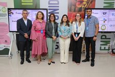 En la fotografía se observa a las investigadoras ponentes del proyecto, Dra. Mariela Salgado Canto y Mgtr. Larú Linares, acompañadas de la Ing. Milagros Mainieri, directora de Investigación y Desarrollo I + D de SENACYT y del equipo de investigadores del proyecto.