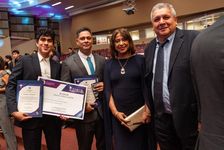 El ingeniero Cruz presentó su trabajo titulado “An Efficient Multi-Stage Pipeline for IIoT Threat Detection”, investigación que fue distinguida con el Best Paper Award, convirtiéndose en el primer panameño en recibir este galardón dentro de esta conferencia de alto prestigio en el ámbito de las telecomunicaciones y la ingeniería.