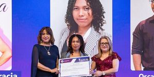  "Sistema de detección temprana de Alzheimer mediante inteligencia artifivial para la identificación de cambios cognitivos, del lenguaje y del comportamiento" de los estudiantes Ruth Bethancourt y Oscar Vásquez, asesorados por la Mgtr. Milka De Gracia, fue condecorada por obtener el primer lugar en la Categoría Investigación en Ciencias de la Salud en la Jornada de Investigación Científica (JIC) UTP 2025.
