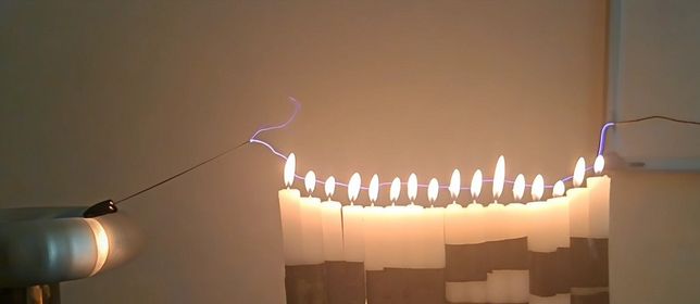 Experimento de laboratorio que buscaba estudiar la conductividad del fuego.