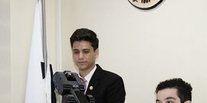 Estudiantes de la UTP construyen un brazo Robot