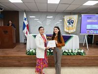 Dra. Lineth Alaín de Meier, directora del Centro Regional entrega certificado a expositora.