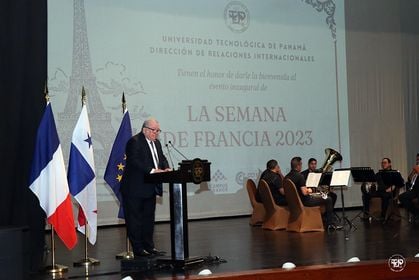 El rector, Dr. Aizpurúa durante su discurso.