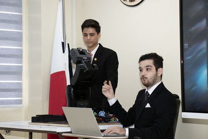 Estudiantes de la UTP construyen un brazo Robot