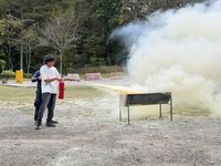 Práctica de extinción de incendio.