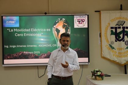 Jorge Arturo Jiménez Jiménez, consultor independiente y miembro de la Asociación Costarricense de Movilidad Eléctrica, fue el encargado de dirigir la conferencia.