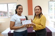 Entrega de la donación por la Dra. Iveth Moreno.