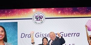 El rector, Dr. Omar Aizpurúa junto a la Dra. Gisselle Guerra.