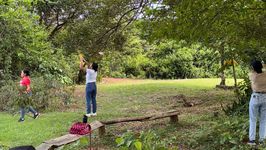 Estudiantes realizan limpieza y siembra de árboles en el Centro Regional. 