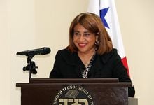 Dra. Ángela Laguna, Vicerrectora Académica, dio las palabra de bienvenida.