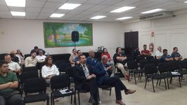 Los participantes presenciales del seminario sobre materiales para la energía: la ruta hacia el desarrollo sostenible, atienden la exposición del expositor.