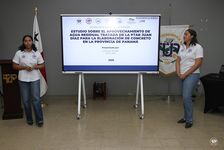 Tesistas: Ana Scott y Nadine Caicedo.