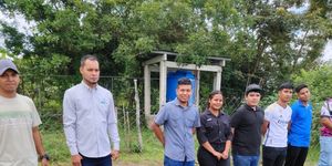 Estudiantes del Técnico en Sistemas Eléctricos, de la Facultad de Ingeniería Eléctrica durante la instalación de los paneles