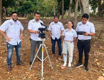 Investigadores y estudiantes tesistas del CINEMI obtienen datos meteorológicos en la zona, sobre dirección y velocidad del viento, radiación solar, precipitaciones, temperatura ambiente y humedad.