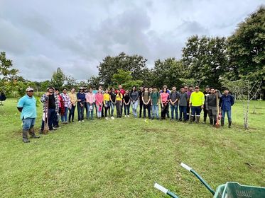 La Subdirección de Vida Universitaria del Centro Regional de Veraguas, a través de la Coordinación de Servicio Social Universitario y la Sección de Áreas Verdes, llevó a cabo una exitosa Jornada de Reforestación los días 11 y 12 de septiembre de 2024.