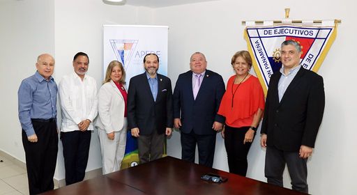 El rector, Dr. Aizpurúa, junto a participantes de la reunión en la foto protocolar.