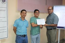 Entrega de certificados del seminario a participante externo