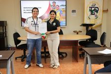 Por su parte, el Ing. Mora hizo entrega de certificaciones a los estudiantes que apoyaron en la elaboración del proyecto de rehabilitación de la cancha de voleibol playa.