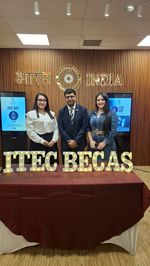 Durante la ceremonia participaron más de 15 exbecarios del programa.