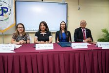 En la mesa principal estuvo la Rectora Laguna Caicedo, la Vicerrectora Muñoz, el Decano de la FIM y la Vicepresidenta de ACAP.