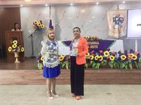 Dra. Lineth Alaín de Meier, entrega Certificado a la Lic. Elizabeth Villarreal, de Centro de Atención Integral. 