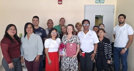 La Directora Jessica Drakes y su equipo de Biblioteca junto a la visitante de UMA.