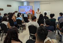 Estudiantes participan en charla de preparación para el primer semestre.