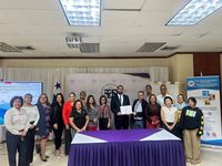 Un certificado de participación como expositor recibió el Mgtr. Nicolás Remedi, de manos del Dr. Humberto Álvarez, en el marco de la presentación de la conferencia Innovación y Sostenibilidad en la Industria. Lo acompañan participantes al evento.